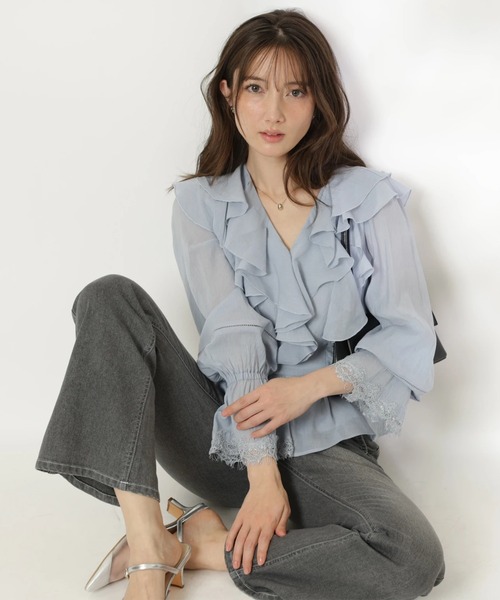 Apuweiser-riche（アプワイザーリッシェ）の「レースディテールフリルブラウス（シャツ/ブラウス・レディース・ライトブルー/ホワイト/ピンク・2/1）」の2枚目の写真