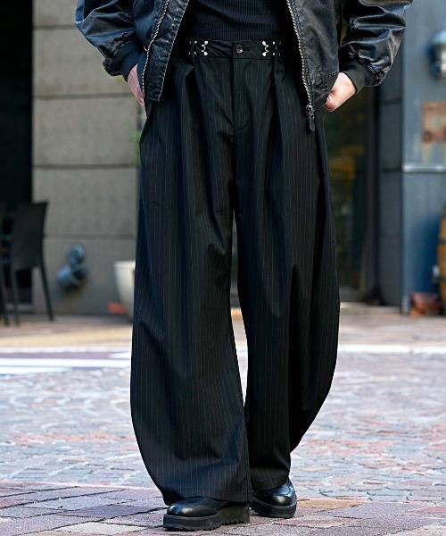 CavariA（キャバリア）の「『CavariA/キャバリア』ワイドストライプ2wayパンツ（その他パンツ・メンズ・ストライプ/ブラック・M/L）」の2枚目の写真