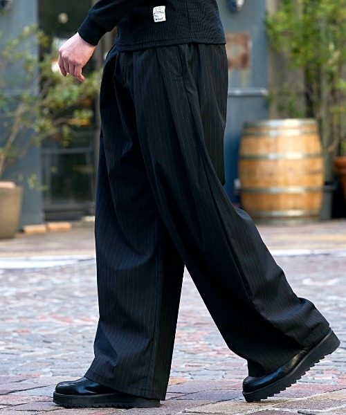 CavariA（キャバリア）の「『CavariA/キャバリア』ワイドストライプ2wayパンツ（その他パンツ・メンズ・ストライプ/ブラック・M/L）」の9枚目の写真