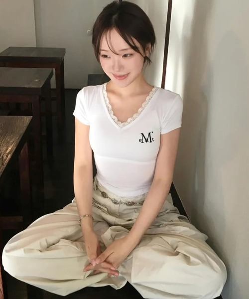 MUCENT(ムセント)の「★K-POPアイドル着用 MUCENT/レースVネックT(Tシャツ/カットソー・レディース・グレー/ブラック/アイボリー・FREE)」の5枚目の写真