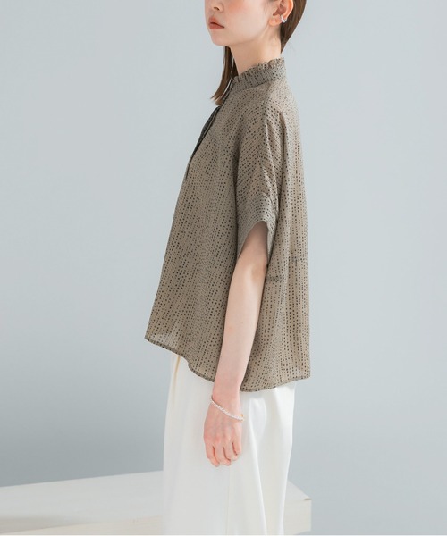 URBAN RESEARCH ROSSO WOMEN（アーバンリサーチ　ロッソ）の「ウォッシャブルドットフリルネックブラウス（シャツ/ブラウス・レディース・カーキ/ブラック/オフホワイト・FREE）」の20枚目の写真