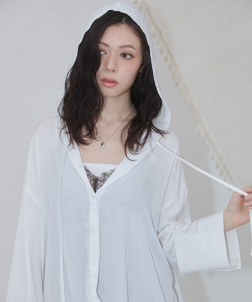 ENVYM（アンビー）の「ビックカフス フーディ シアー シャツ（シャツ/ブラウス・レディース・ベージュ/ホワイト/ブルー・FREE）」の7枚目の写真