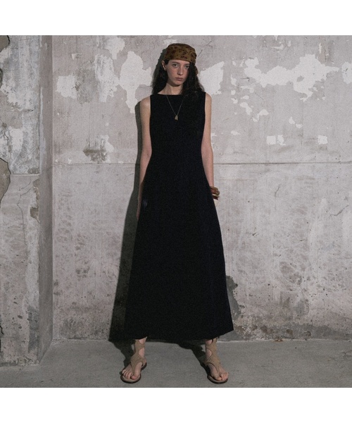 KUME(クメ)の「Linen Boat-Neck Pintucked Dress, Navy(ワンピース・レディース・その他・SMALL/MEDIUM/LARGE)」の1枚目の写真