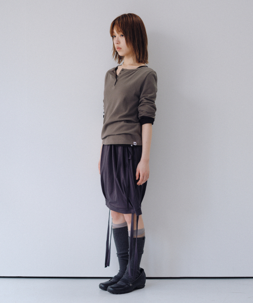 OHESHIO(オヘシオ)の「HENLEY NECK BUTTON LONG SLEEVE, KHAKI(Tシャツ/カットソー・レディース・その他・FREE)」の4枚目の写真
