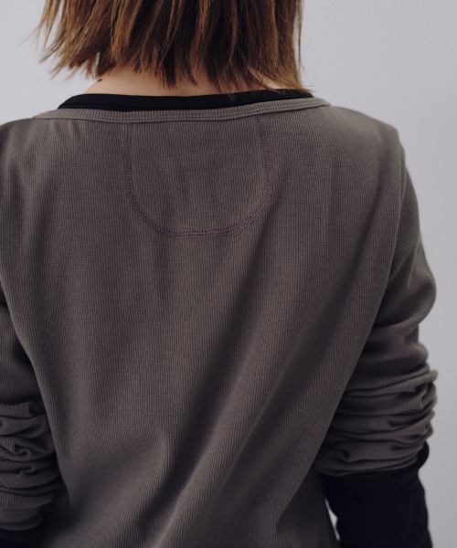 OHESHIO(オヘシオ)の「HENLEY NECK BUTTON LONG SLEEVE, KHAKI(Tシャツ/カットソー・レディース・その他・FREE)」の6枚目の写真