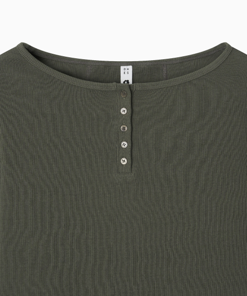 OHESHIO(オヘシオ)の「HENLEY NECK BUTTON LONG SLEEVE, KHAKI(Tシャツ/カットソー・レディース・その他・FREE)」の9枚目の写真