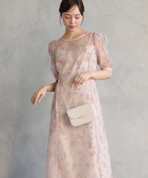 AIMER(エメ)の「配色フラワー刺繍チュールAラインパーティードレス 結婚式 お呼ばれ ドレス 20代 30代(ドレス・レディース・ブラック/ピンクベージュ/スモーキーグリーン系・MEDIUM)」の1枚目の写真