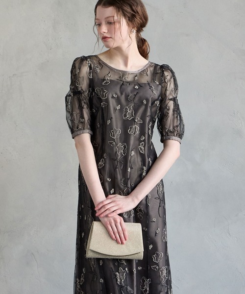 AIMER(エメ)の「配色フラワー刺繍チュールAラインパーティードレス 結婚式 お呼ばれ ドレス 20代 30代(ドレス・レディース・ブラック/ピンクベージュ/スモーキーグリーン系・MEDIUM)」の2枚目の写真