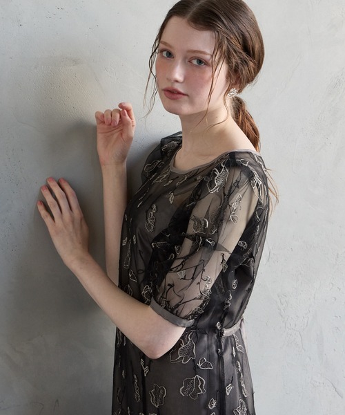 AIMER(エメ)の「配色フラワー刺繍チュールAラインパーティードレス 結婚式 お呼ばれ ドレス 20代 30代(ドレス・レディース・ブラック/ピンクベージュ/スモーキーグリーン系・MEDIUM)」の5枚目の写真