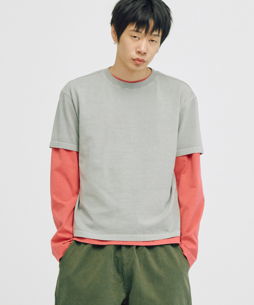 TAKEASY(テイクイージー)の「ピグメントレイヤードクロップTシャツ(グレー+インディピンク)(Tシャツ/カットソー・メンズ・その他・SMALL/MEDIUM/LARGE)」の1枚目の写真