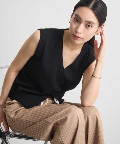 STELLA FISH（ステラフィッシュ）の「【新色追加】抜け感きれい見え。前ボタンVネックニットベスト / サマーニット（ベスト・レディース・ブラック/ピンク/グレー/ブラウン/アイボリー・FREE）」の18枚目の写真