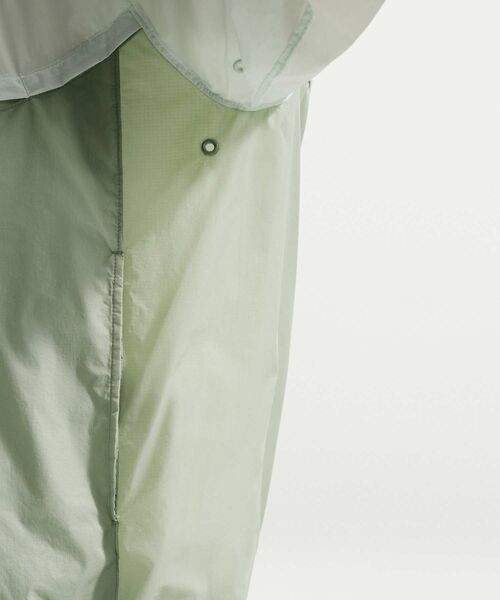 NIKE(ナイキ)の「ナイキ ウィンドランナー メンズ アンラインド フルジップ UV ジャケット / Nike Windrunner Men's Unlined Full-Zip UV Jacket IO9628-394 Barely Green(ナイロンジャケット・メンズ・ライトグリーン・XL/S/M/L/2XL)」の2枚目の写真