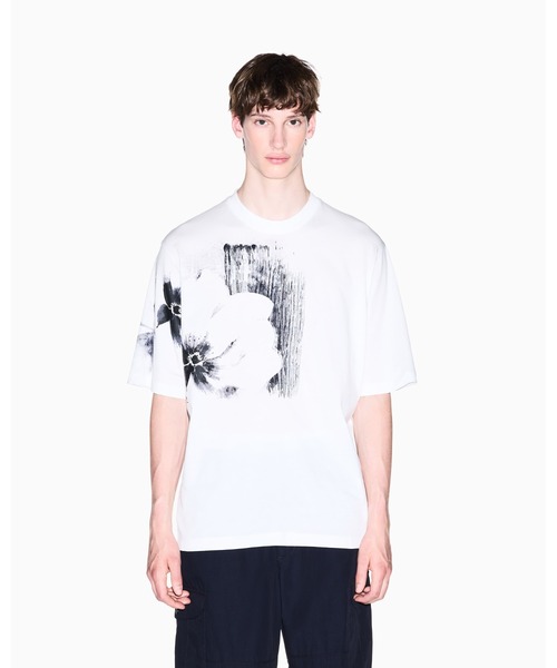 ARMANI EXCHANGE(アルマーニエクスチェンジ)の「【A|X アルマーニ エクスチェンジ】フラワープリント コンフォートフィット 半袖クルーネックTシャツ/COMFORT(Tシャツ/カットソー・メンズ・オフホワイト/ダークネイビー・X-LARGE/LARGE/MEDIUM/SMALL/X-SMALL/XX-LARGE)」の1枚目の写真