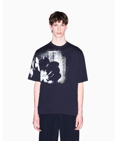 ARMANI EXCHANGE(アルマーニエクスチェンジ)の「【A|X アルマーニ エクスチェンジ】フラワープリント コンフォートフィット 半袖クルーネックTシャツ/COMFORT(Tシャツ/カットソー・メンズ・オフホワイト/ダークネイビー・X-LARGE/LARGE/MEDIUM/SMALL/X-SMALL/XX-LARGE)」の2枚目の写真