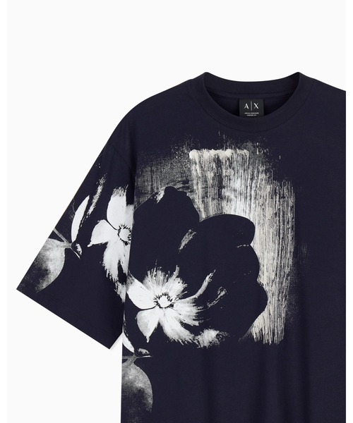 ARMANI EXCHANGE(アルマーニエクスチェンジ)の「【A|X アルマーニ エクスチェンジ】フラワープリント コンフォートフィット 半袖クルーネックTシャツ/COMFORT(Tシャツ/カットソー・メンズ・オフホワイト/ダークネイビー・X-LARGE/LARGE/MEDIUM/SMALL/X-SMALL/XX-LARGE)」の6枚目の写真