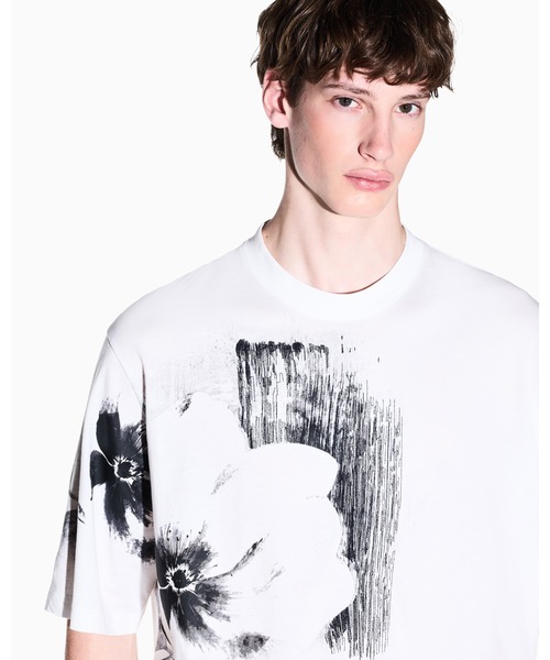 ARMANI EXCHANGE(アルマーニエクスチェンジ)の「【A|X アルマーニ エクスチェンジ】フラワープリント コンフォートフィット 半袖クルーネックTシャツ/COMFORT(Tシャツ/カットソー・メンズ・オフホワイト/ダークネイビー・X-LARGE/LARGE/MEDIUM/SMALL/X-SMALL/XX-LARGE)」の7枚目の写真