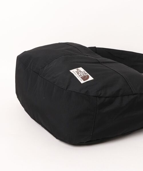 THE NORTH FACE(ザノースフェイス)の「【THE NORTH FACE】WL HOBO SHOULDER BAG L NN2PR16(ショルダーバッグ・レディース・グレイッシュベージュ/チャコールグレー/ブラック/アイボリー・FREE)」の5枚目の写真