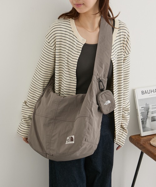 THE NORTH FACE(ザノースフェイス)の「【THE NORTH FACE】WL HOBO SHOULDER BAG L NN2PR16(ショルダーバッグ・レディース・グレイッシュベージュ/チャコールグレー/ブラック/アイボリー・FREE)」の4枚目の写真