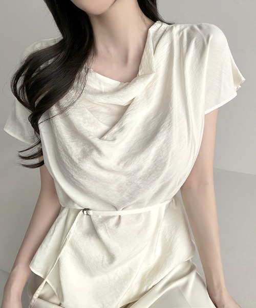 FAVORITO(ファヴォリート)の「ドレープカラーブラウストップス(シャツ/ブラウス・レディース・オフホワイト/ネイビー・F)」の1枚目の写真