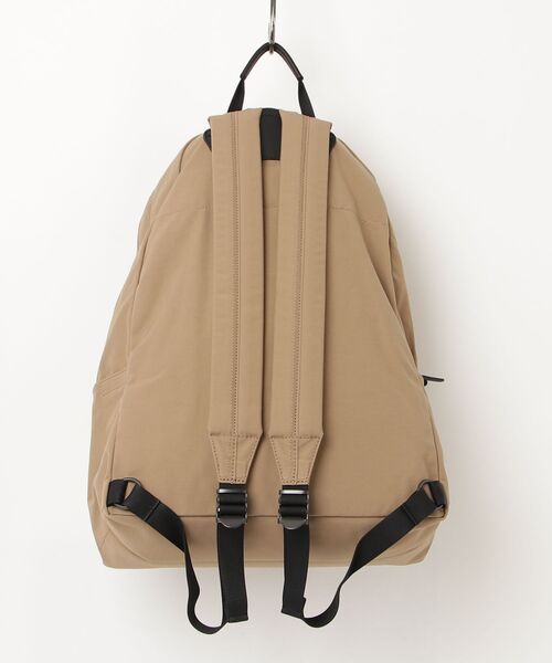 STUDIOUS(ステュディオス)の「COMMUTE DAYPACK(バックパック/リュック・メンズ・ベージュ/ゴールド・FREE)」の3枚目の写真