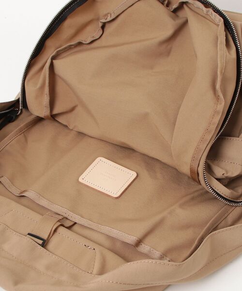 STUDIOUS(ステュディオス)の「COMMUTE DAYPACK(バックパック/リュック・メンズ・ベージュ/ゴールド・FREE)」の5枚目の写真