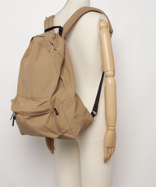 STUDIOUS(ステュディオス)の「COMMUTE DAYPACK(バックパック/リュック・メンズ・ベージュ/ゴールド・FREE)」の6枚目の写真