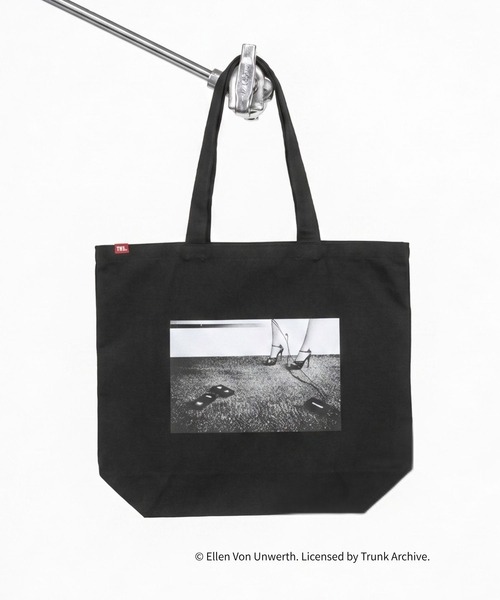 TMT(ティーエムティー)の「【TMT×Ellen Von Unwerth】TOTE BAG(video)(トートバッグ・メンズ・ブラック・FREE)」の1枚目の写真