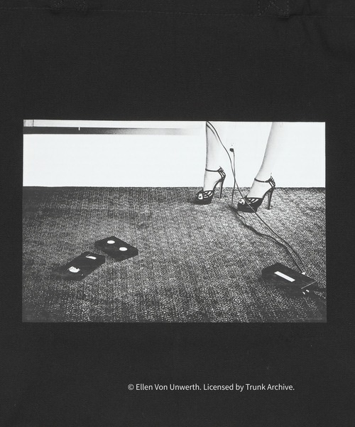 TMT(ティーエムティー)の「【TMT×Ellen Von Unwerth】TOTE BAG(video)(トートバッグ・メンズ・ブラック・FREE)」の2枚目の写真