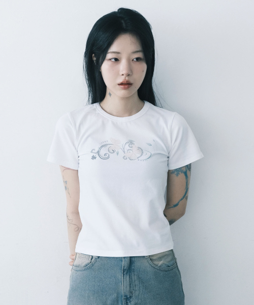 FRAGFARM(フラグファーム)の「ナビフラワークロップTシャツ (3カラー)(Tシャツ/カットソー・レディース・グレー/ブラック/ホワイト・FREE)」の5枚目の写真