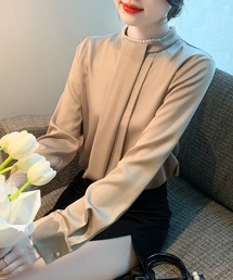 パールネックタックブラウス