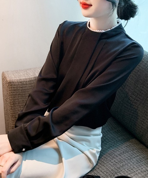 LUCPY(ラクピー)の「パールネックタックブラウス(シャツ/ブラウス・レディース・グレー/ブラック/ホワイト・MEDIUM/X-LARGE/LARGE/SMALL)」の2枚目の写真