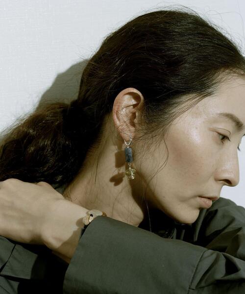 SMELLY（スメリー）の「SMELLY so’　sodalite cylinder pierce（ピアス（両耳用）・レディース・シルバー系その他・-）」の3枚目の写真
