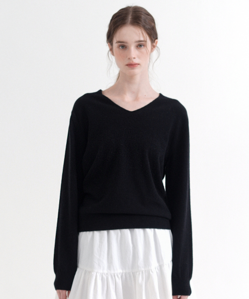VLETI（ブレッティ）の「Merino Wool 100% V-Neck Basic Knit (black)（ニット/セーター・レディース・ブラック・FREE）」の2枚目の写真