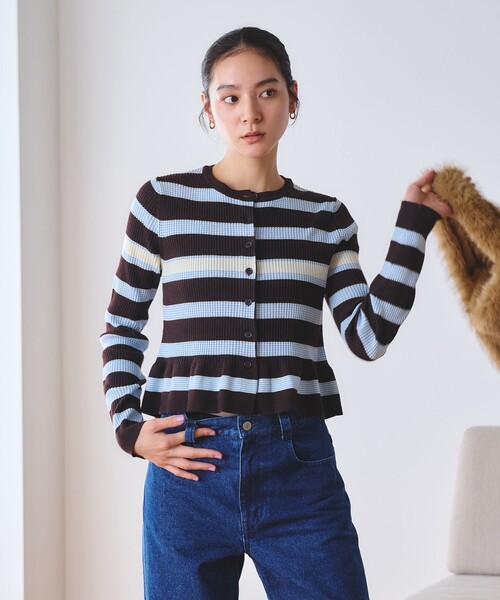 BEAUTY&YOUTH UNITED ARROWS(ビューティーアンドユースユナイテッドアローズ)の「【WEB限定 Wardrobe DAILY MINIMAL】ボーダー ペプラムニットカーディガン(カーディガン/ボレロ・レディース・ナチュラル/ブラック/ダークブラウン・FREE)」の4枚目の写真