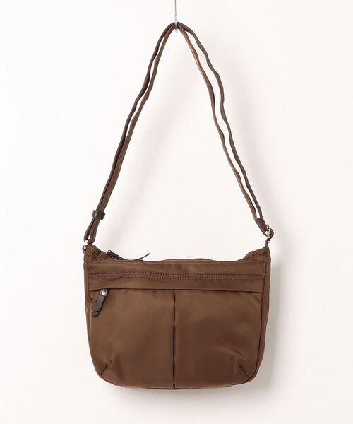 Y'SACCS（イザック）の「【ことりっぷコラボ】 trip＆dailyポシェット（ショルダーバッグ・レディース・ベージュ/チョコ/ライトグレー・FREE）」の2枚目の写真