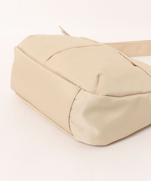 Y'SACCS（イザック）の「【ことりっぷコラボ】 trip＆dailyポシェット（ショルダーバッグ・レディース・ベージュ/チョコ/ライトグレー・FREE）」の5枚目の写真