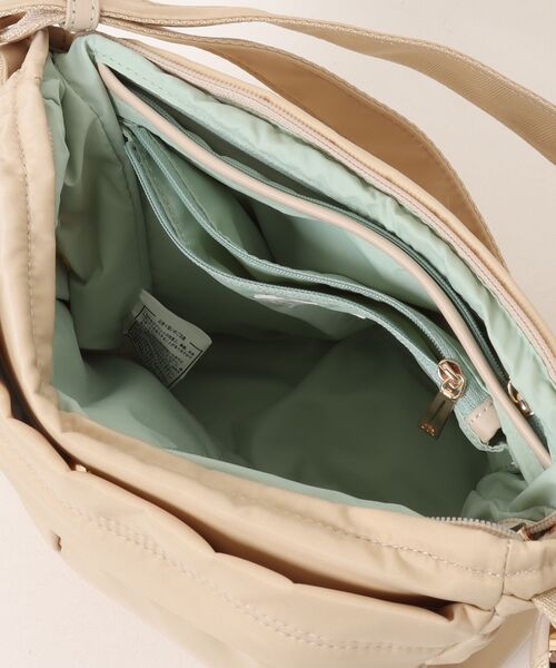 Y'SACCS（イザック）の「【ことりっぷコラボ】 trip＆dailyポシェット（ショルダーバッグ・レディース・ベージュ/チョコ/ライトグレー・FREE）」の6枚目の写真