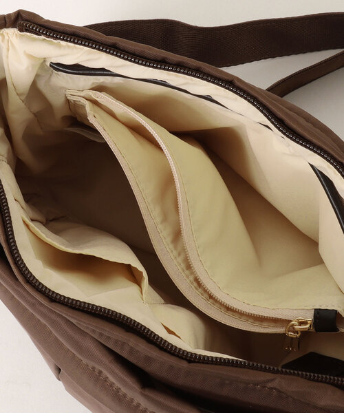 Y'SACCS（イザック）の「【ことりっぷコラボ】 trip＆dailyポシェット（ショルダーバッグ・レディース・ベージュ/チョコ/ライトグレー・FREE）」の8枚目の写真
