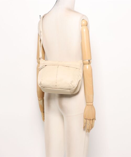 Y'SACCS（イザック）の「【ことりっぷコラボ】 trip＆dailyポシェット（ショルダーバッグ・レディース・ベージュ/チョコ/ライトグレー・FREE）」の9枚目の写真