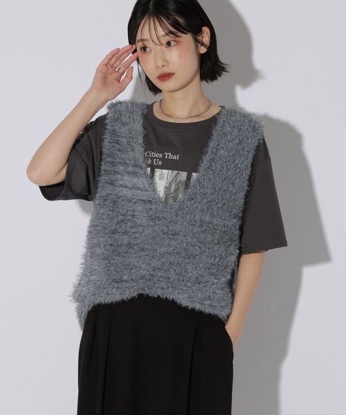 LAKOLE(ラコレ)の「Vネックシャギーニットベスト / 861054(ベスト・レディース・チャコール/ライトグレー/ブラウン/ベージュ・FREE)」の3枚目の写真