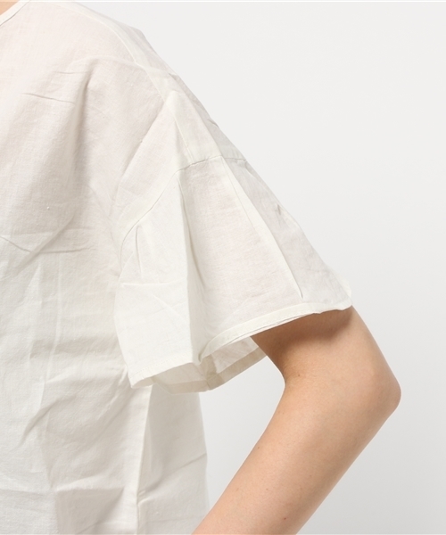 LBC（エルビーシー）の「リネンコットンフリル袖ブラウス        （シャツ/ブラウス・レディース・ホワイト/オフホワイト/ダークブルー・LARGE/MEDIUM）」の6枚目の写真