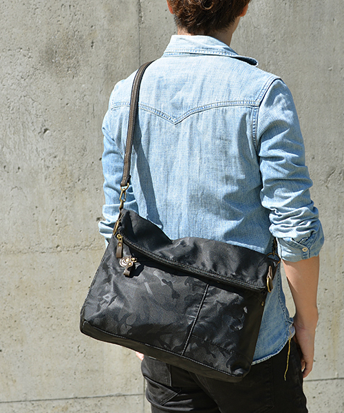DEVICE（デバイス）の「DEVICE デバイス キャンバス 2WAY 斜めがけ ショルダーバッグ サコッシュバッグ（ショルダーバッグ・メンズ・ブラック/カーキ/ブラウン/ベージュ/ブラウン系その他/ブラック系その他/ブルー系その他/グレー系その他/グリーン系その他・FREE）」の2枚目の写真