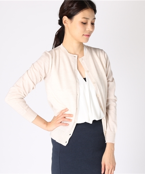 NATURAL BEAUTY BASIC(ナチュラルビューティーベーシック)の「【AneCan 12月号掲載】イタリーウールベーシックラウンドネックカーディガン(カーディガン/ボレロ・レディース・ピンク/グリーン/グレー/ブラック/ベージュ/ブルー系その他・MEDIUM/SMALL)」の4枚目の写真