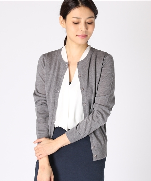 NATURAL BEAUTY BASIC(ナチュラルビューティーベーシック)の「【AneCan 12月号掲載】イタリーウールベーシックラウンドネックカーディガン(カーディガン/ボレロ・レディース・ピンク/グリーン/グレー/ブラック/ベージュ/ブルー系その他・MEDIUM/SMALL)」の3枚目の写真