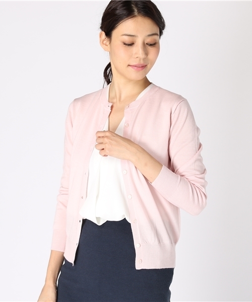 NATURAL BEAUTY BASIC(ナチュラルビューティーベーシック)の「【AneCan 12月号掲載】イタリーウールベーシックラウンドネックカーディガン(カーディガン/ボレロ・レディース・ピンク/グリーン/グレー/ブラック/ベージュ/ブルー系その他・MEDIUM/SMALL)」の6枚目の写真