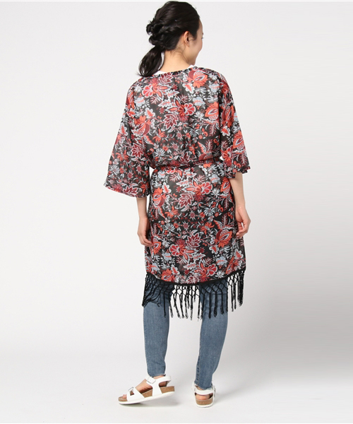 VENCEEXCHANGE（ヴァンスエクスチェンジ）の「フリンジエスニック花柄ガウン        （カーディガン/ボレロ・レディース・レッド/オフホワイト・MEDIUM）」の5枚目の写真