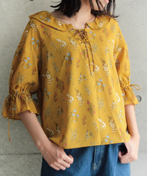 mysty woman（ミスティウーマン）の「デシン花柄編み上げフリル衿ブラウス（シャツ/ブラウス・レディース・ブラック/ライトブルー/イエロー系その他/オフホワイト・FREE）」の4枚目の写真