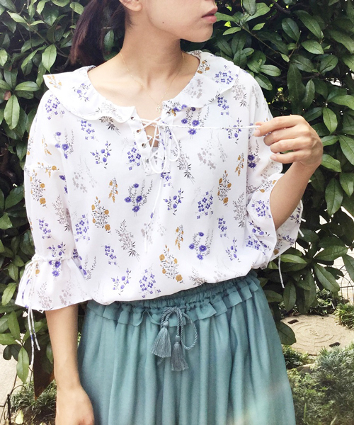 mysty woman（ミスティウーマン）の「デシン花柄編み上げフリル衿ブラウス（シャツ/ブラウス・レディース・ブラック/ライトブルー/イエロー系その他/オフホワイト・FREE）」の2枚目の写真