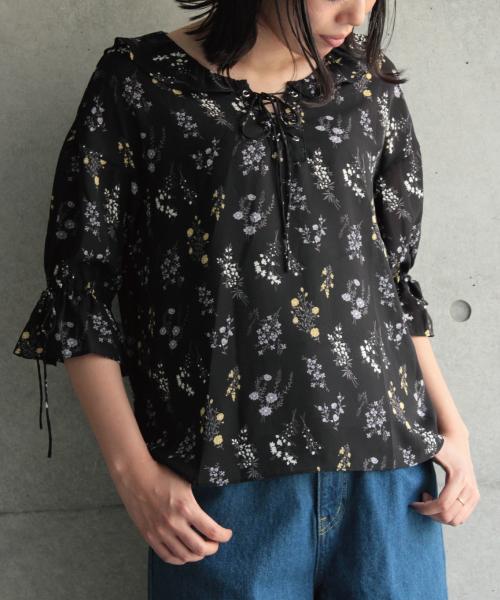 mysty woman（ミスティウーマン）の「デシン花柄編み上げフリル衿ブラウス（シャツ/ブラウス・レディース・ブラック/ライトブルー/イエロー系その他/オフホワイト・FREE）」の3枚目の写真