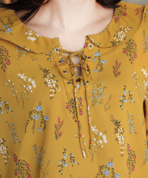 mysty woman（ミスティウーマン）の「デシン花柄編み上げフリル衿ブラウス（シャツ/ブラウス・レディース・ブラック/ライトブルー/イエロー系その他/オフホワイト・FREE）」の19枚目の写真